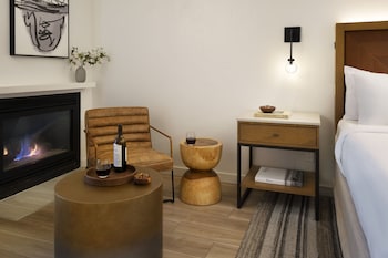 Guest room, 1 King, Red Rocks view, High floor, Fireplace
