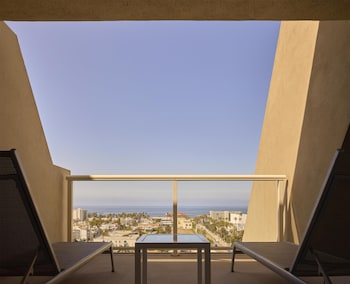 Suite, 1 Queen Bed, Roll-in Shower, Balcony