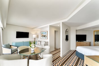 Suite, 1 King Bed with Sofa bed
