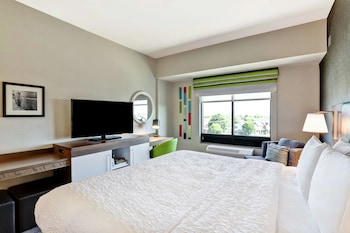 Signature Room, 1 King Bed, Refrigerator