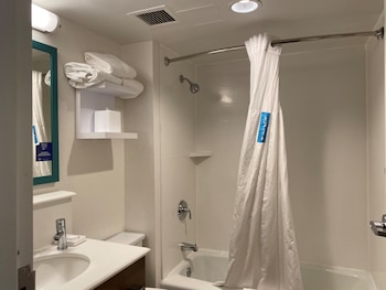 Standard Room (2 Double Queen Beds)