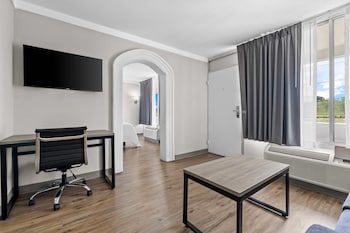 Suite, 1 King Bed, Non Smoking