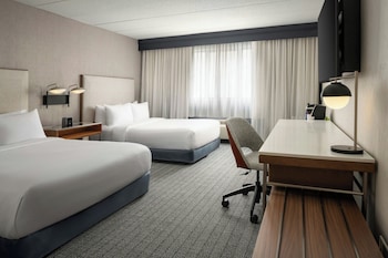 Room, 2 Queen Beds, Roll-in Shower