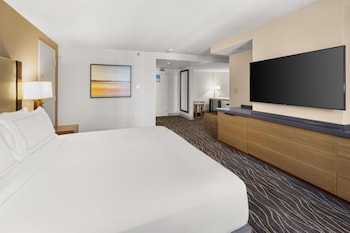 Junior Suite, 1 King Bed with Sofa bed, Mobility Accessible, Bathtub