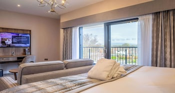 Junior Suite, 1 King Bed, Balcony, Garden View