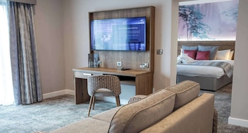 Suite, 1 King Bed, Balcony, Garden View