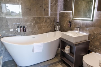 Suite, 1 King Bed, Non Smoking, Garden View (Converts to 2 Twin Beds;w/ Sofabed)