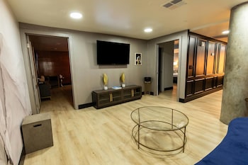 Suite, 2 Bedrooms, Non Smoking (Penthouse, 2 King Beds)