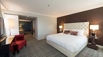 Suite, 1 King Bed with Sofa bed (Peloton)