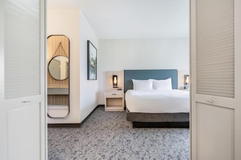 Suite, One King Bed, Accessible