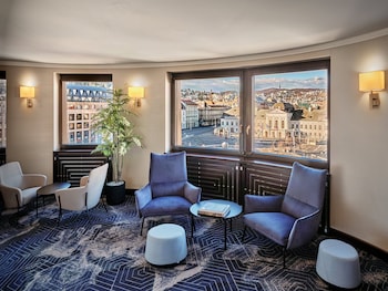 Premium Room, 1 Queen Bed, Club Lounge Access (Lounge Access)
