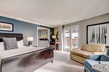 Luxury Room, 1 King Bed (Slope View)