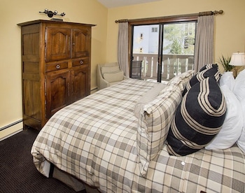 Room, 3 Bedrooms (Riva Ridge, Residence)