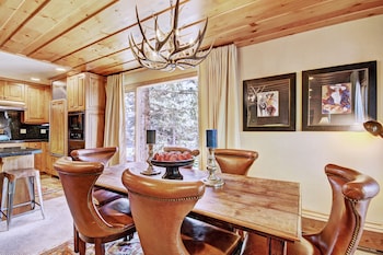 Room, 3 Bedrooms (Riva Ridge, Residence)
