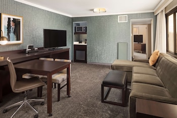 2 Room Suite, 1 King Bed, High Floor, Tub/Shower Combo