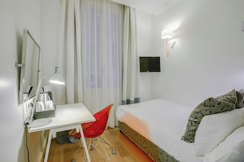 Single Room - Complimentary soft minibar,courtesy tray, Chromecast and digital press