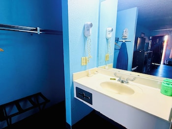 Economy Room, 1 King Bed