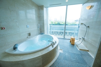Japanese Garden Luxury Suite, Non Smoking, 2F [ 2 single beds and 4 Japanese futons]