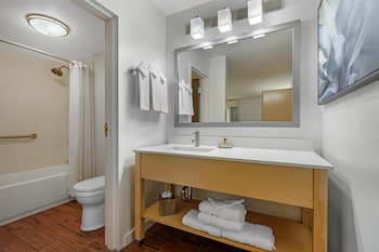 Standard Room, 2 Queen Beds, Non Smoking, Courtyard View