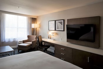 Room, 1 King Bed, Non Smoking (Mobility & Hearing, Roll-in Shower)