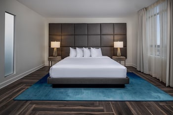 Room, 1 King Bed, Accessible (Mobility,3x3 Shower)