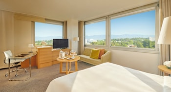 Junior Suite, 1 King Bed, Lake View