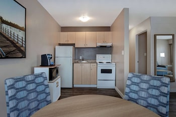 1 Queen Bed Non-Smoking Parking Lot View Suite With Sofa Bed