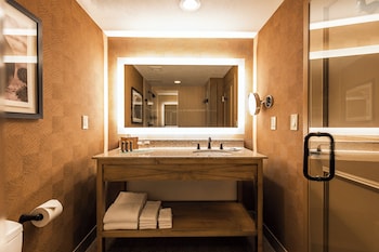 Deluxe Room, 1 King Bed, City View (Deluxe King ADA Tub)
