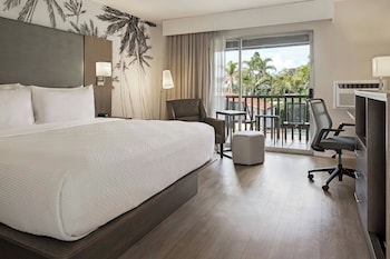 Deluxe Room, 1 King Bed, Courtyard View
