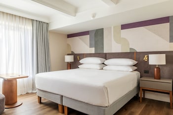 Classic Room, 1 King Bed, Pool Access