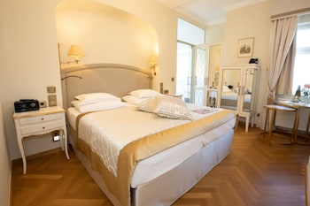 Romantic Double Room, 1 King Bed, Bathtub, City View