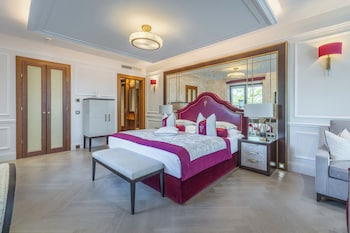 Premium Suite, 1 King Bed, Patio, Park View