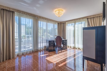 Exclusive Suite, 1 King Bed, City View
