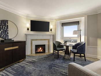 Signature Room, 1 King Bed, Mountain View