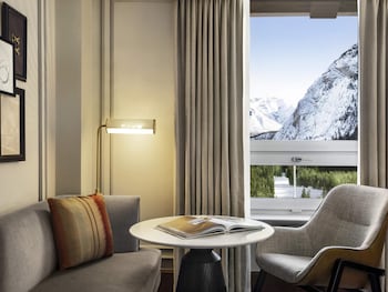 Fairmont Gold, Room, 1 King Bed, Mountain View