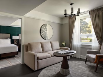 Gatehouse Suite, 2 Queens