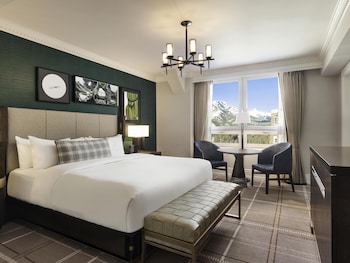 Deluxe Room, 1 King Bed, Mountain View