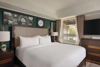Suite, 1 King Bed (Gatehouse)