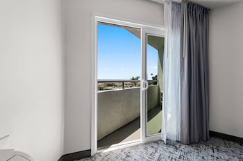 Suite, 1 King Bed, Living Room with Sofa Bed, Ocean View, Non Smoking