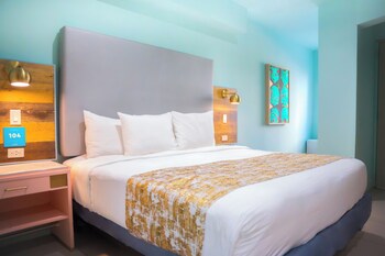 Standard Room, 1 King Bed, Roll-in Shower, Ground Floor