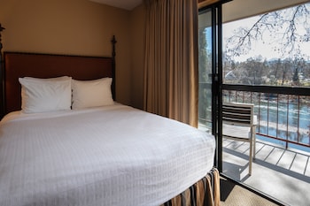 Dog Friendly Queen Queen with Riverview