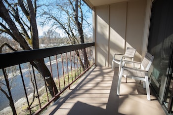 Deluxe Fireplace King with Riverview