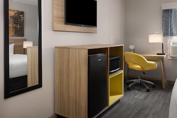 Room, 1 King Bed, Hearing Accessible, Non Smoking (Mobility/hearing, Roll-in Shower)