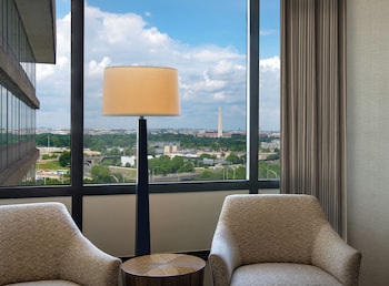 Washington DC View - 1 King Bed