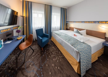 Comfort Room, 1 Queen Bed, Courtyard Area