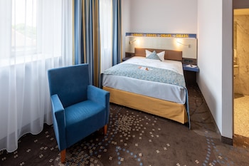 Comfort Room, 1 Queen Bed, Courtyard Area