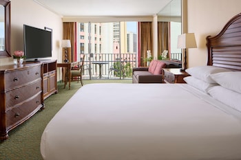 Club Room, 1 Queen Bed, City View