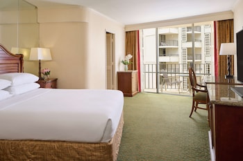 Club Room, 1 Queen Bed, City View