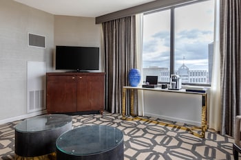 Executive Suite, 1 King Bed with Sofa bed, City View (Spacious)