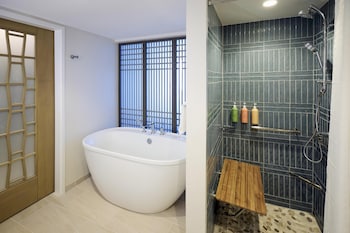 Room, 2 Queen Beds, Accessible, Lagoon View (Roll-In Shower)